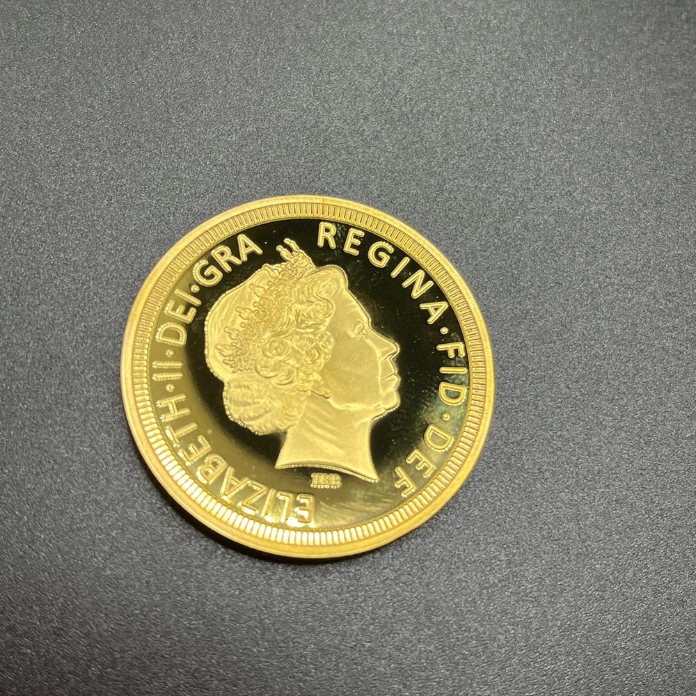 Queen Elizabeth II coin and pin - Picture 3 of 11